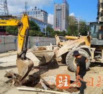 美女操逼肥逼美女操逼片高温下的坚守｜道路建设者用汗水铺就畅通路